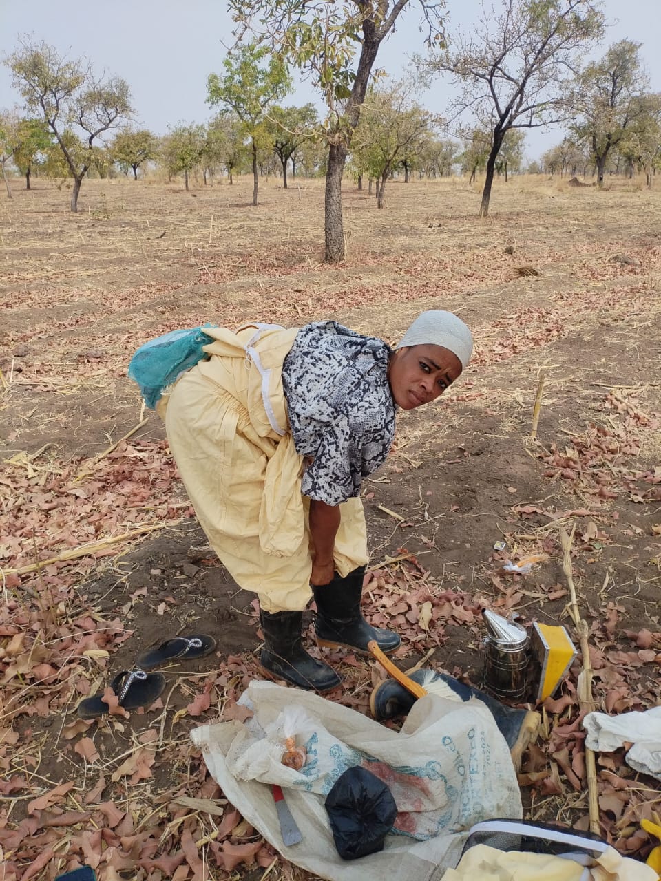 2026-03-07_101537_woman_beekeeper_ppe.jpg